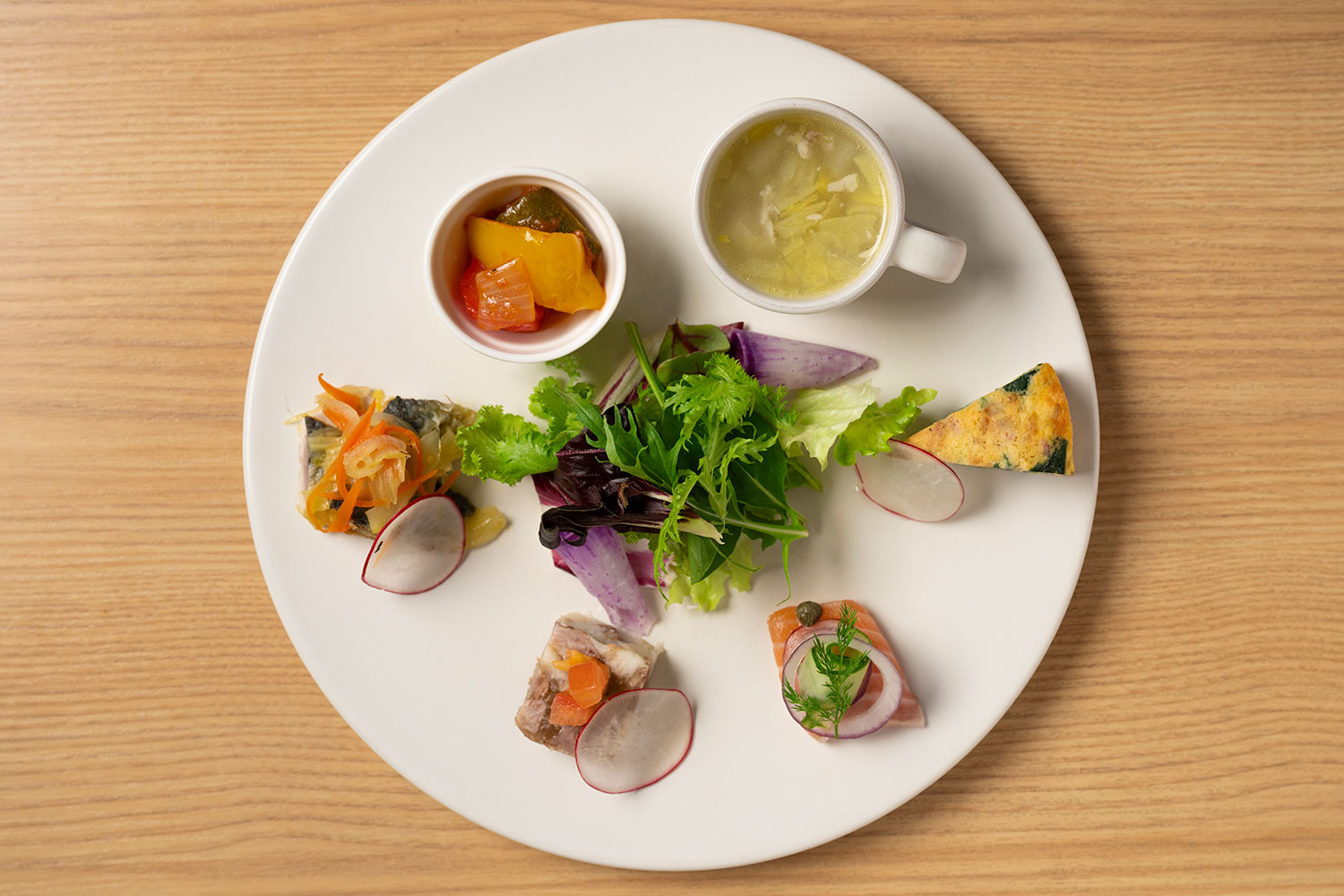 ランチ（1600円〜）に付く前菜5種盛り合わせ、スープ、サラダ。