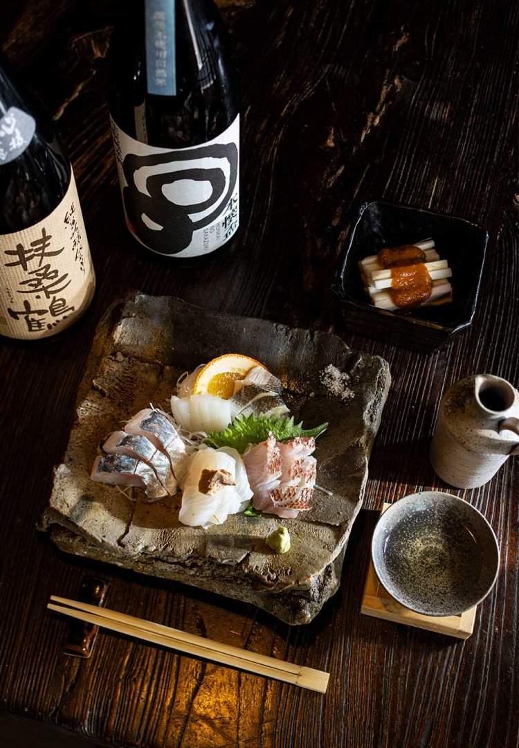 豊後の釣りアジなどが彩った刺し盛り1580円、ウドの酢みそ和え550円。「扶桑鶴」純米吟醸袋吊り１合980円。