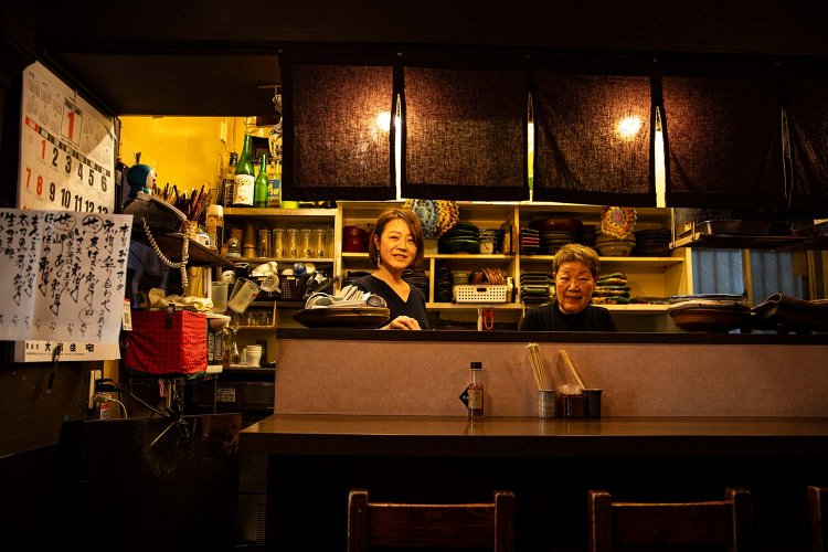 一見も常連も分け隔てなく接客するこずえさん、真貴さん母娘。