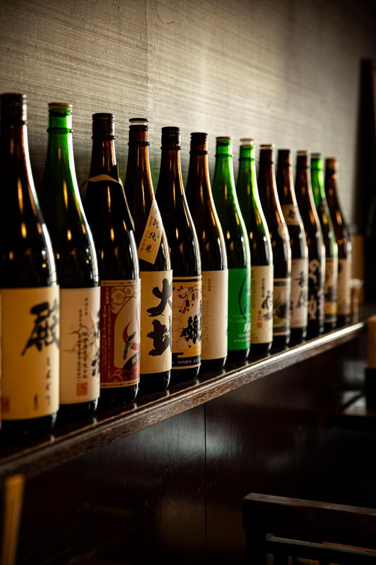 習志野の『酒のはしもと』から仕入れる銘酒が並ぶ。