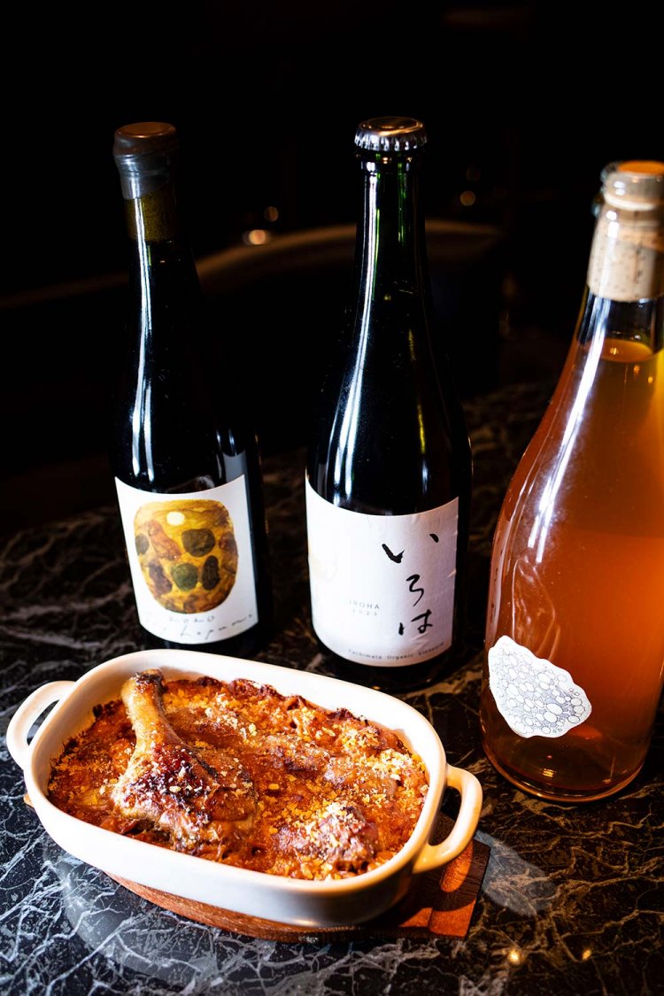 鴨モモと仔羊、『TARO』のソーセージのカスレ3850円。オレンジワインの「Ripe2019」グラス1980円など。