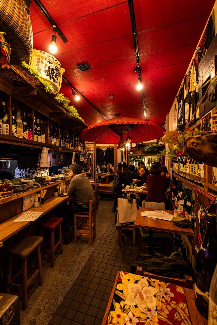 カウンターの上にはおばんざい4～5皿が並ぶ。