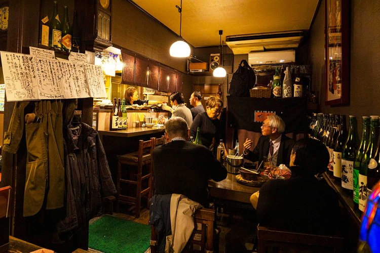 常連が通うテーブルとカウンター席。手前に小上がりも。