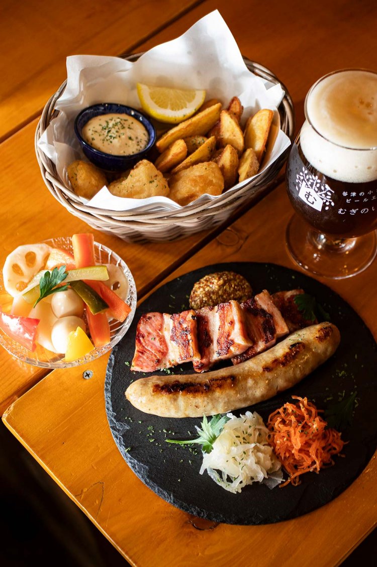 モルトの香り濃厚な「むぎのくら」M790円。習志野ソーセージ＆ベーコングリル1290円、フィッシュ＆チップスhalf 790円。