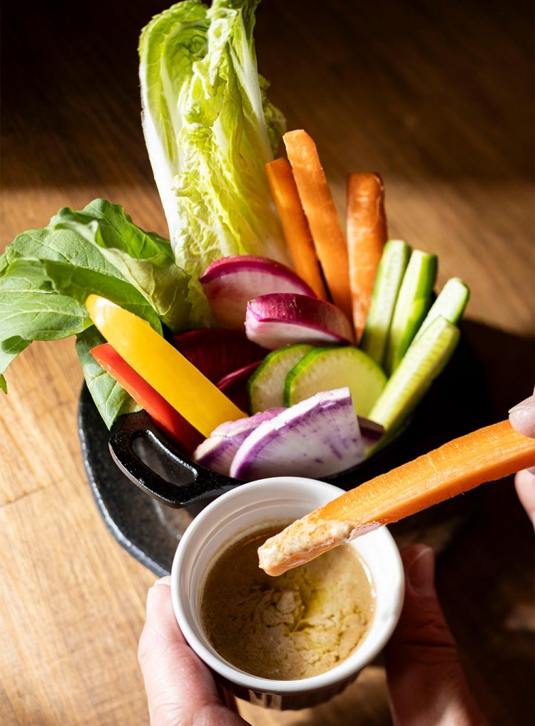 季節野菜のバーニャカウダ980円をはじめ野菜料理も名物。