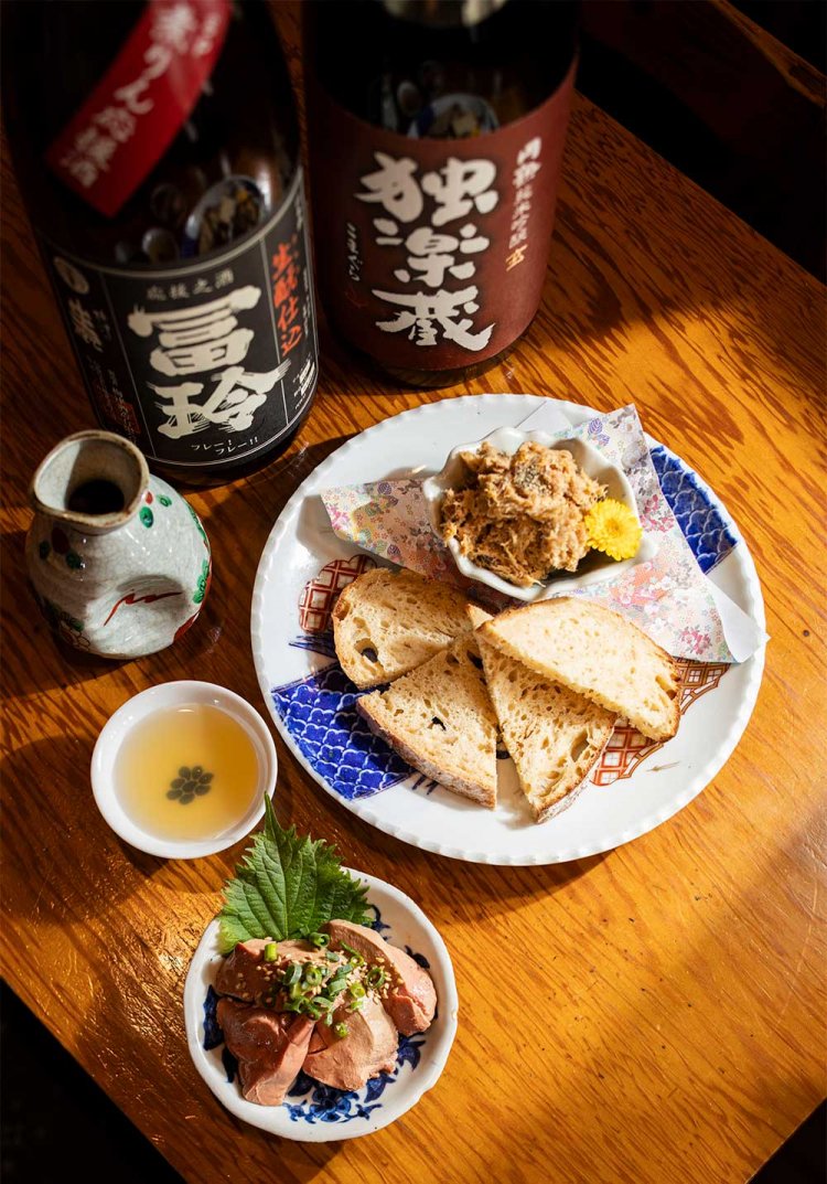 にごり酒が隠し味の豚のリエット自家製パン添え580円（中）など。