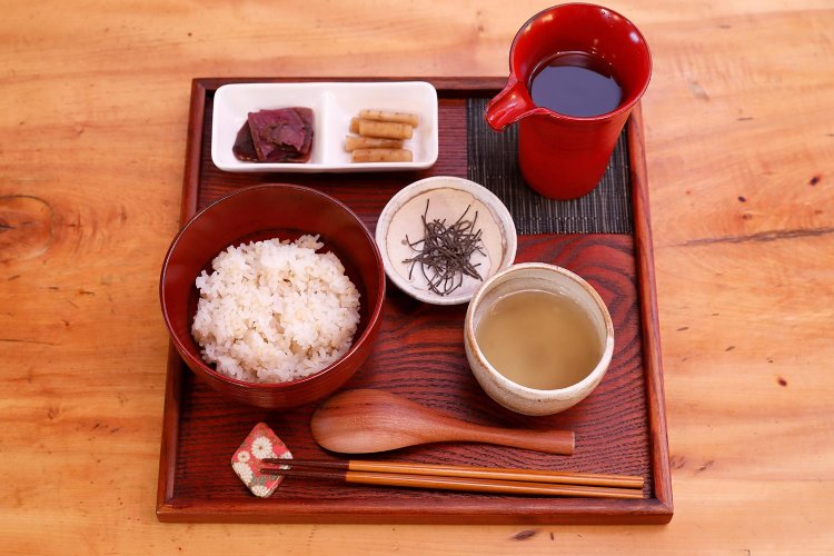 箸休め付きカフェ漬けセット1100円。香り豊かな深煎りプチコーヒーも付く。