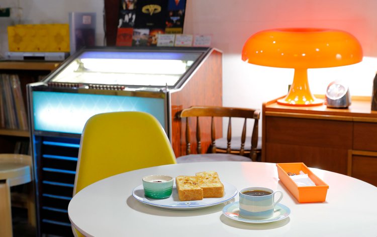 SMACKブレンド410円、香ばしいハニーアーモンドトースト（ヨーグルト付き）430円。ジュークボックスは現役。