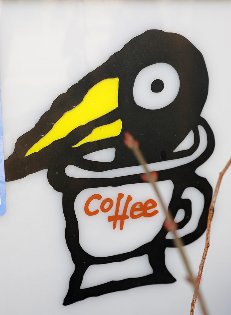 看板のイラストも、彫刻家店主によるもの。