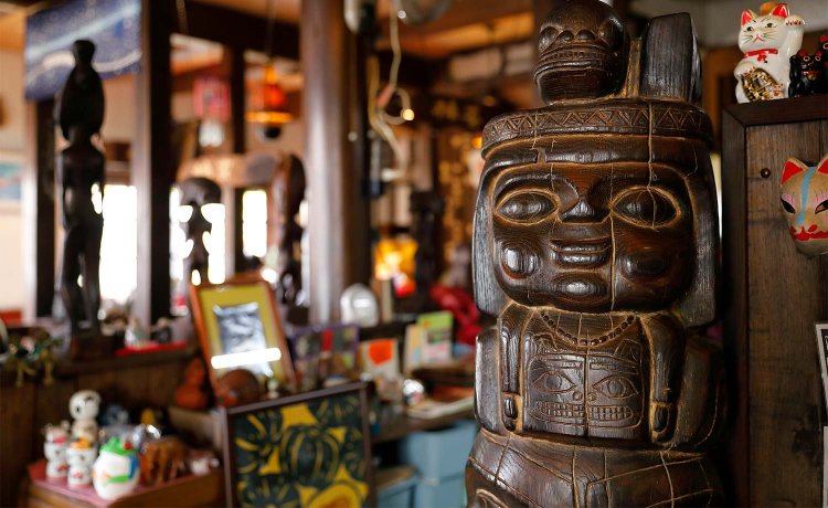 トーテムポールがツヤピカ。喫煙できる大人の喫茶店だ。