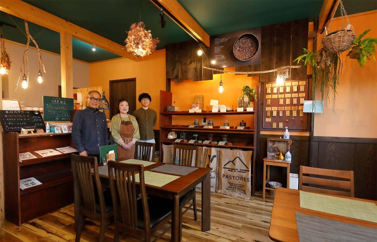 藤原さん一家。息子の広忠さん手製の什器も進化中だ。カレーも評判。