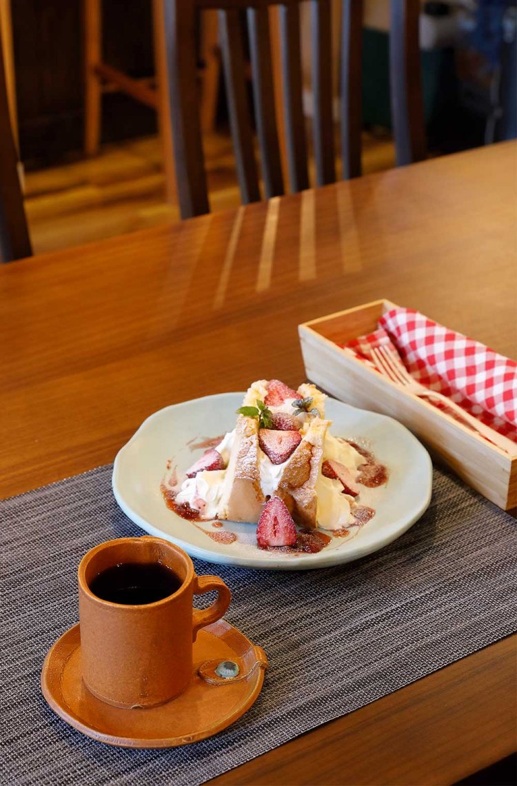 黒いちごのシフォンケーキ950円はハーフあり。ブレンドはセットで＋250円。