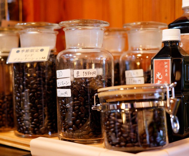 修業先の市川『と庵』を借りて川田さんが焙煎。