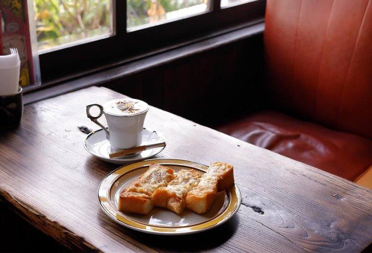 カフェ・カプチーノ600円、ツナトースト450円。