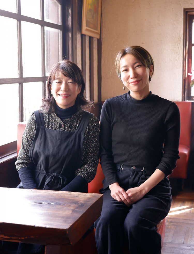 店を営む中本千絵さん、娘の大石千津さん。