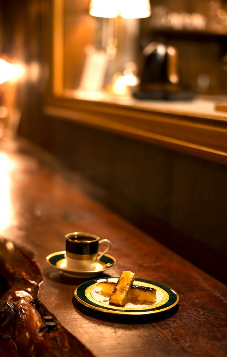 ネルドリップコーヒーの深煎り700円とひんやり甘いカタラーナ550円。