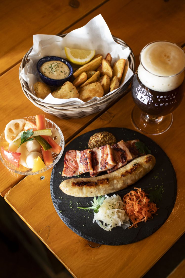 「むぎのくら」M790円は、モルトの香りが濃く、料理との相性も良い。