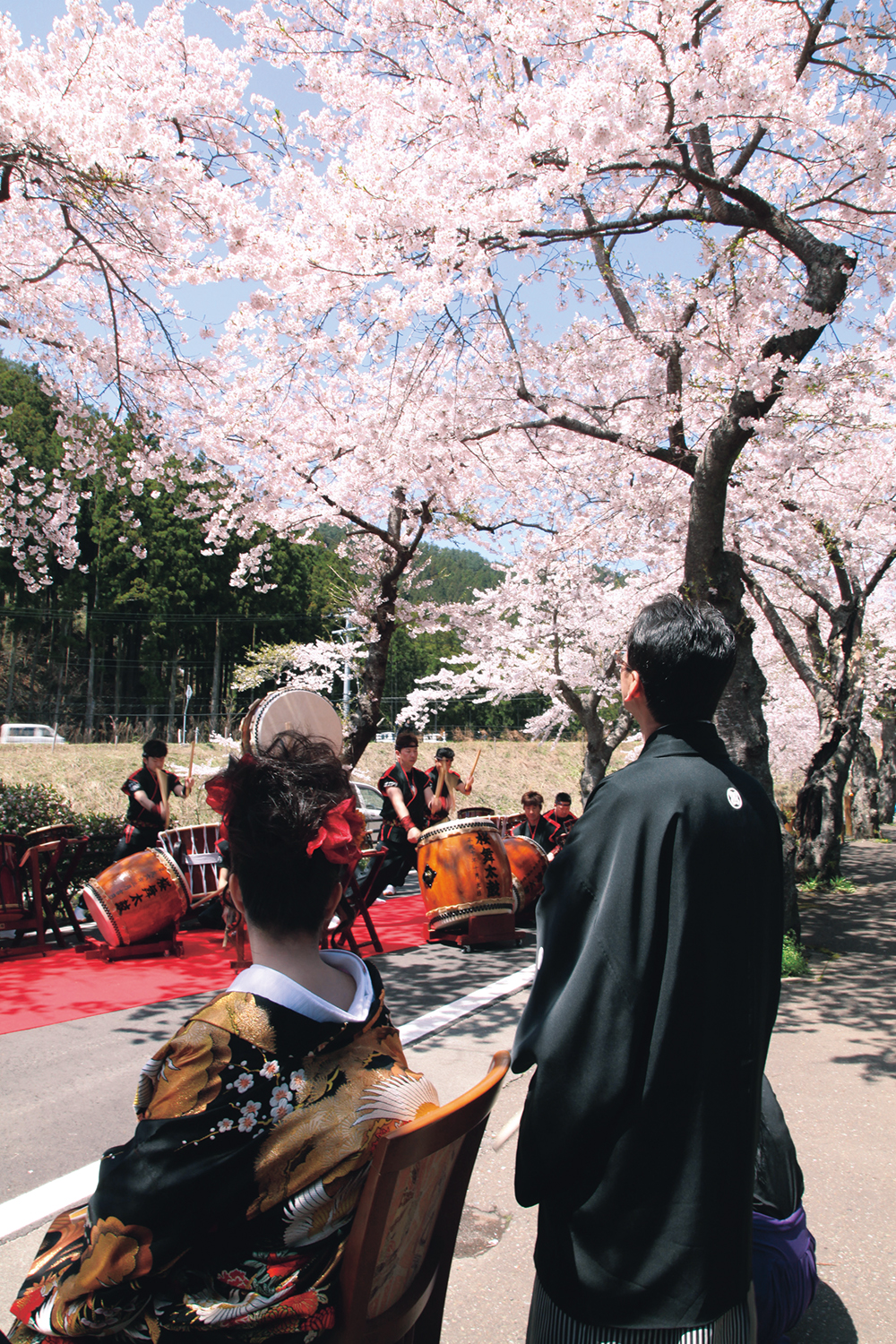 本郷の桜並木の下での結婚式の様子。みんなの笑顔も満開だ。