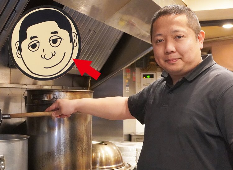 あ、看板の似顔絵の人だ！　店主の細野さんはもちろん長男。