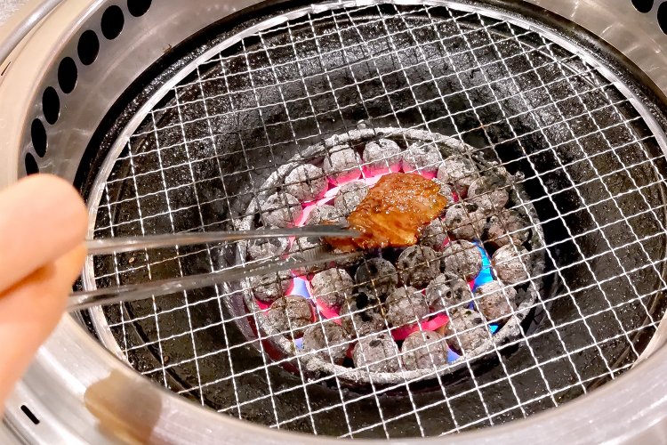 無煙ロースターでハラミを焼く。もみダレの味がしっかりしているので、まずはそのまま味わってみてほしい。