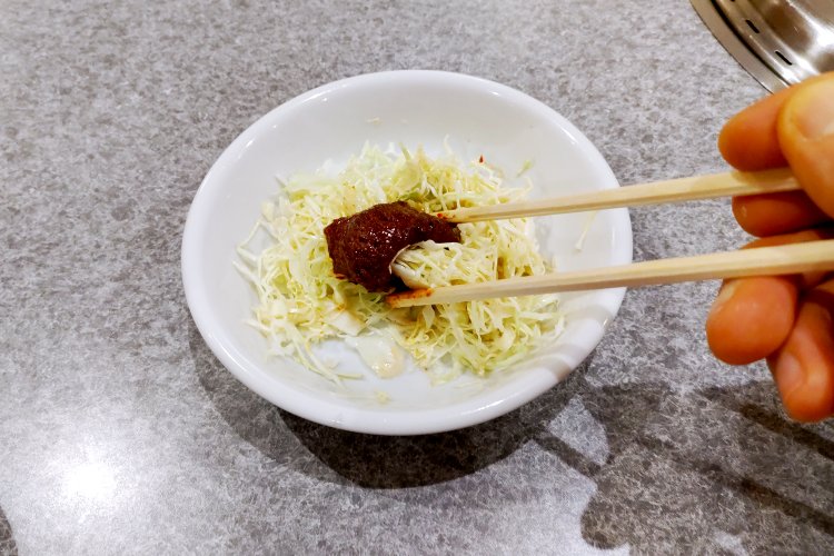 焼き肉と一緒に千切りキャベツを食べるのもアリ。韓さんもお気に入りの食べ方だ。