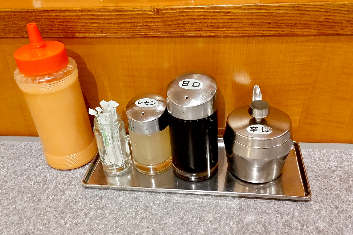 卓上には、辛口、甘口、レモン汁のつけダレが。左端のボトルは、ランチ用の特製マヨドレッシング。