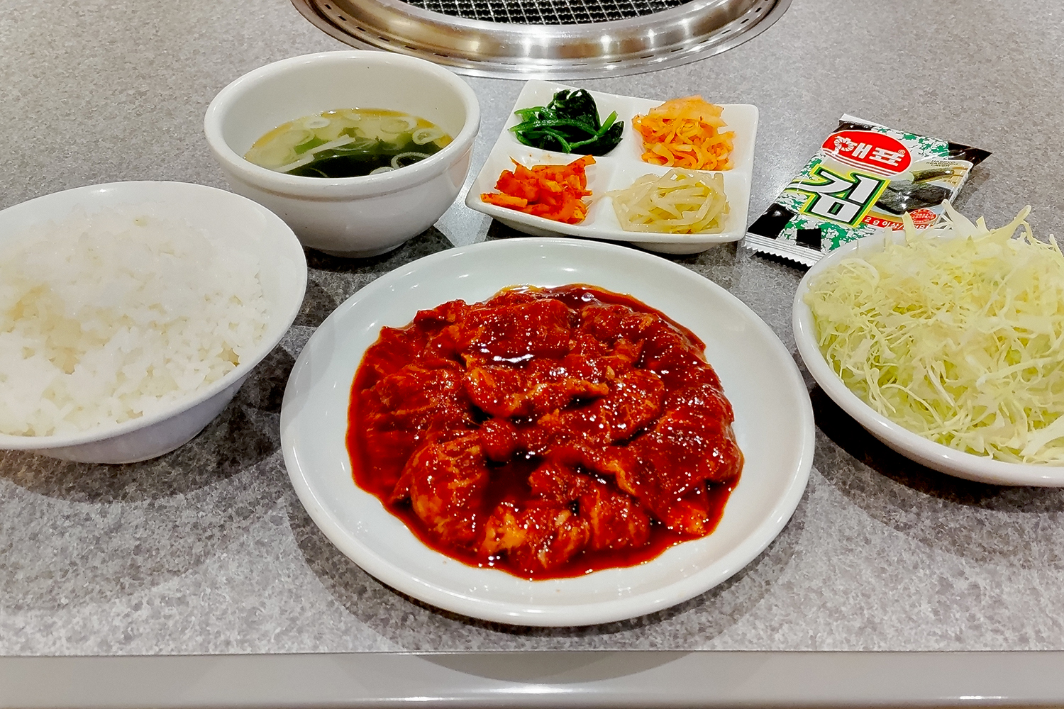 ナムル＆キムチや韓国のりなど、ご飯のお供がそろうハラミ1.5倍セット。ライスは大盛りにもできる。