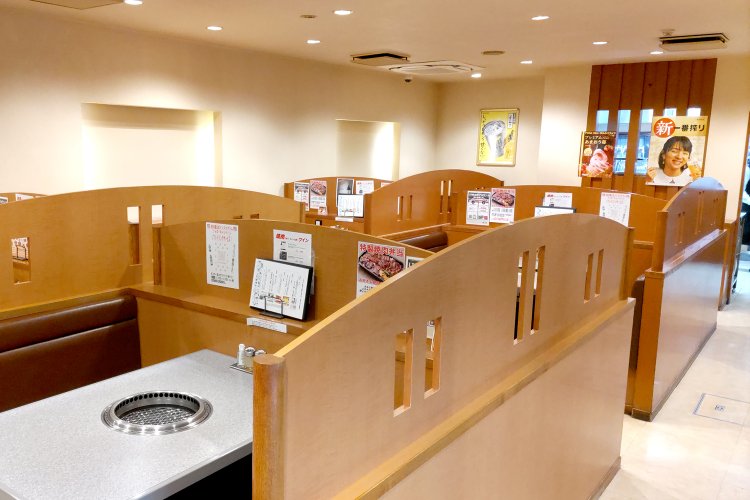 店内は明るくカジュアルな雰囲気で、客層はファミリーも多い。ソファ席の奥が厨房だ。