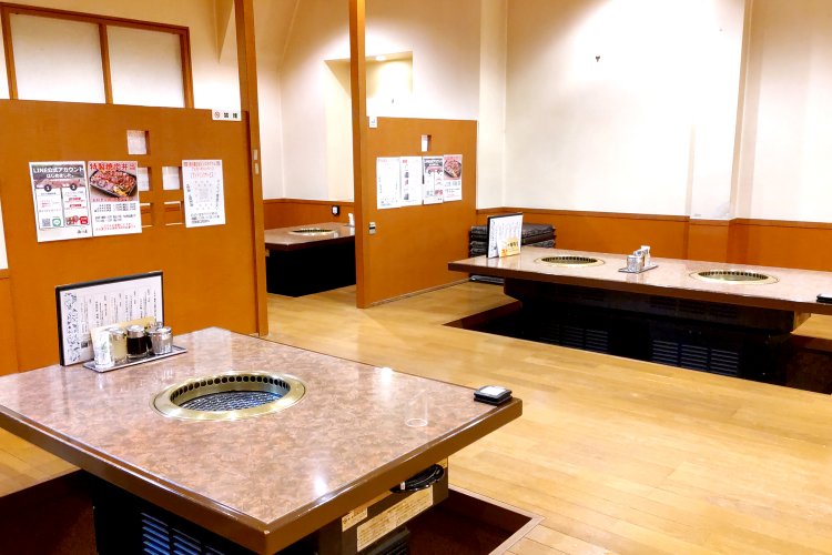 1階にはソファ席と掘りごたつ席。2階にも座敷がある。