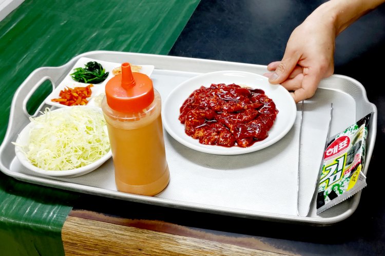 ハラミ1.5倍セットを用意してもらう。ハラミのあとは、温かいスープとご飯を盛り付けていく。