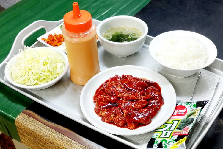 ハラミ1.5倍セットが完成。主食、主菜、副菜をしっかり採れるボリューミーなランチだ。