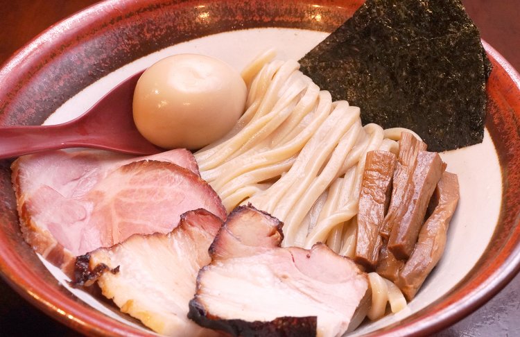 メンマや味玉、チャーシュー4枚がのる豪華版。