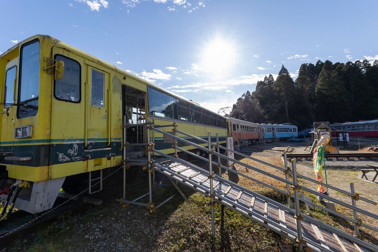 村石さんが初めて購入したという車両（左）は、今も展示されている。