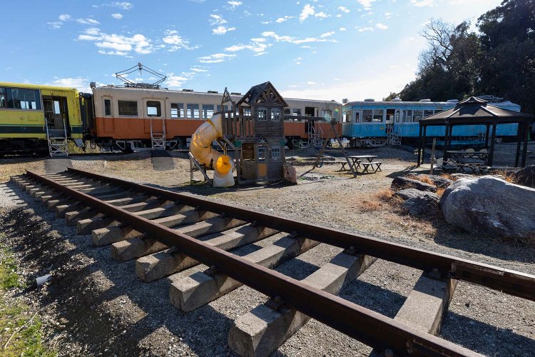 写真中央が北陸鉄道の車両。