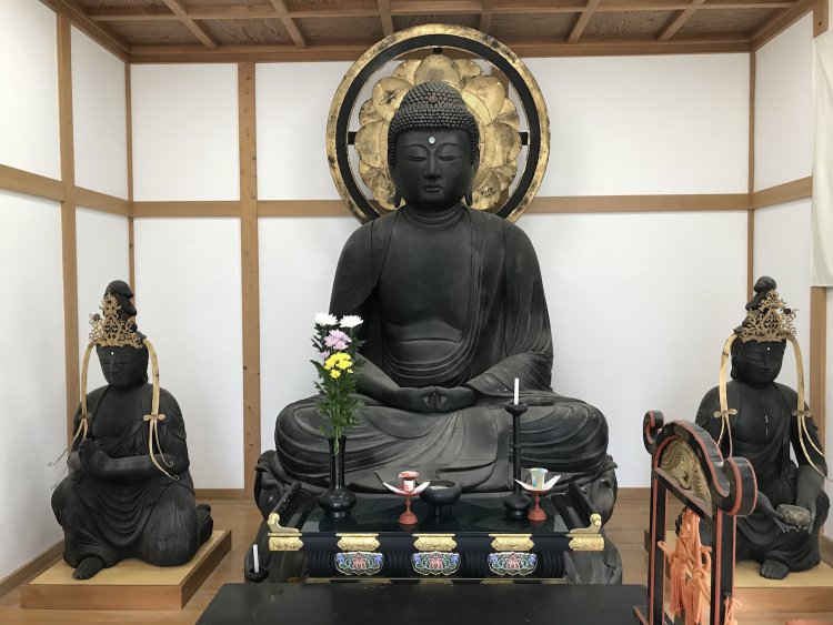 定朝スタイルを継承する稲田寺（静岡県）の阿弥陀如来像。