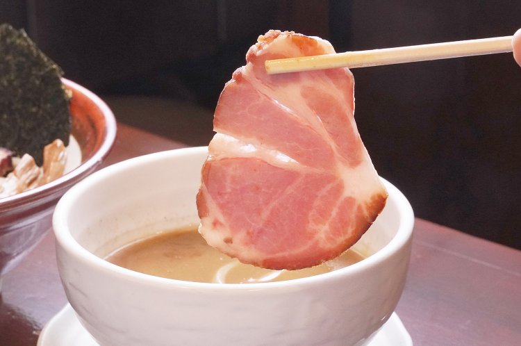 大きめ･薄切りが肩ロースのチャーシュー。