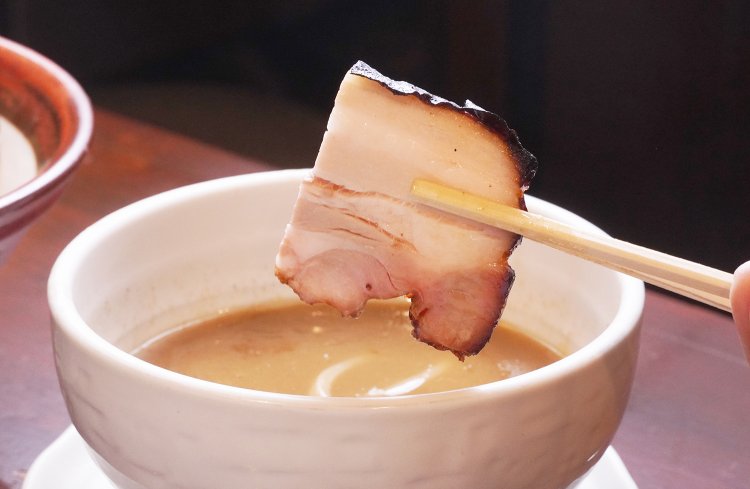 バラ肉のチャーシューはちょっと厚切り。