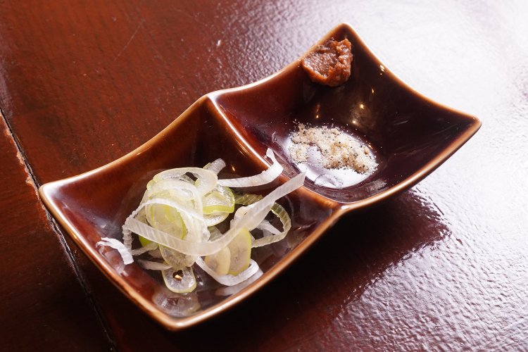 左側に国産ネギ、右側に梅カツオと日替わりが盛られる。