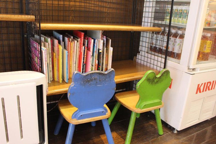 店内には子ども用の椅子が。お母さんがパンを選んでいる間は読書タイム。