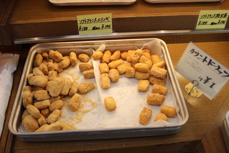 量り売りのパン。つい取り過ぎちゃう。