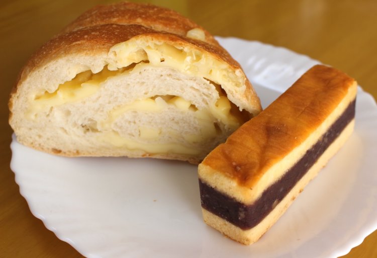 シベリア180円とチーズフランス340円（ハーフ）。チーズはたっぷり、シベリアの羊羹は栗入りと芸が細かい。