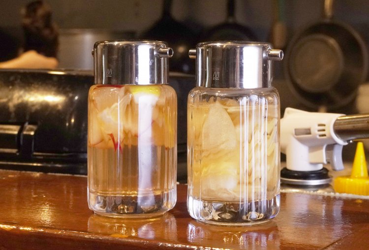 左が作ってすぐのフルーツ酢。右がひと月ほどたったものだ。