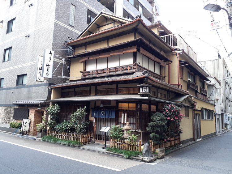 第50作『お帰り寅さん』でチラッと映る「くるまやカフェ」のレトロモダンな店内は、神田の老舗甘味処『竹むら』の内装を参考にしたのだとか。店内撮影NGなので外観から想像してね。