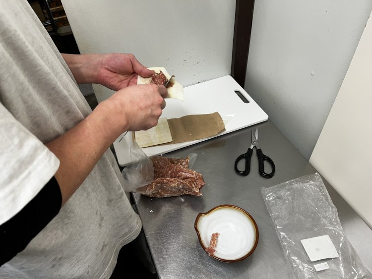 いとも簡単そうに包むが、さすがプロ。