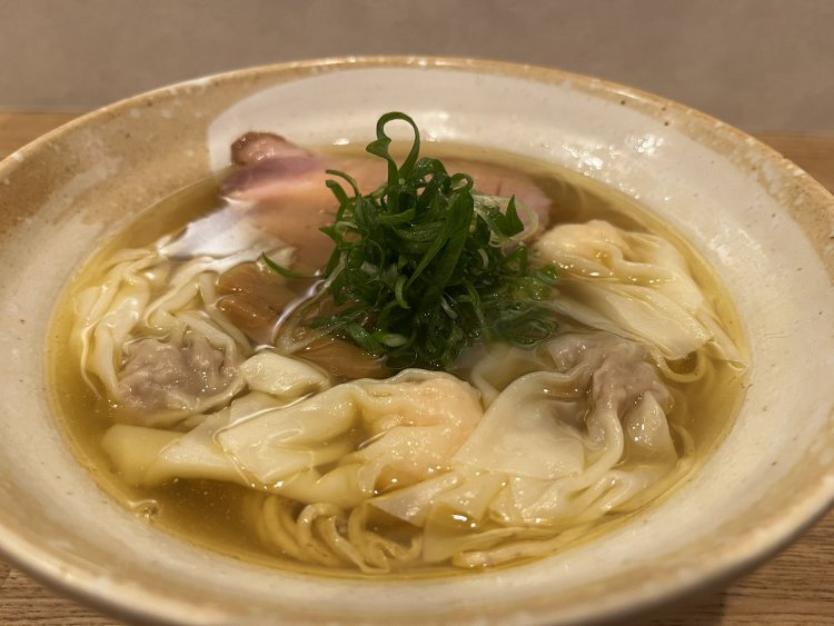 肉と海老ワンタン麺白1200円。