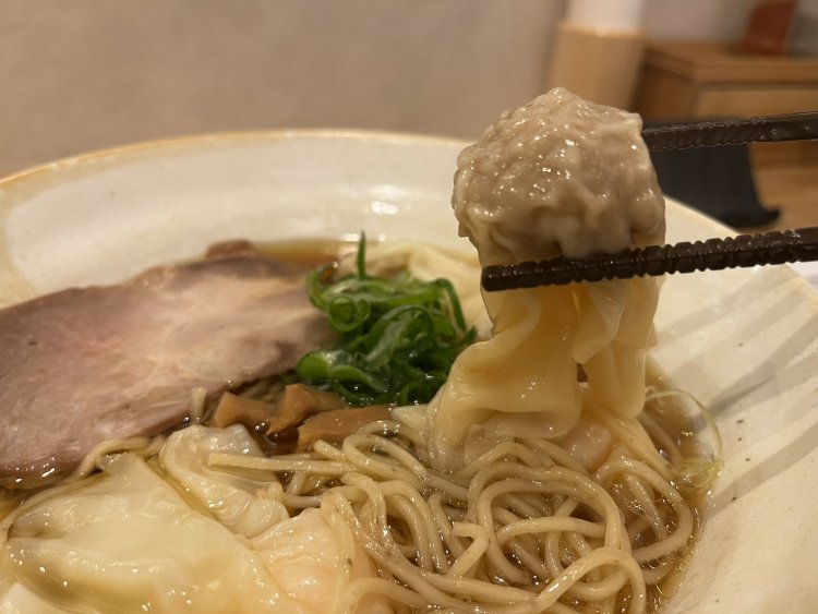 ワンタンの皮がもちもちしている。