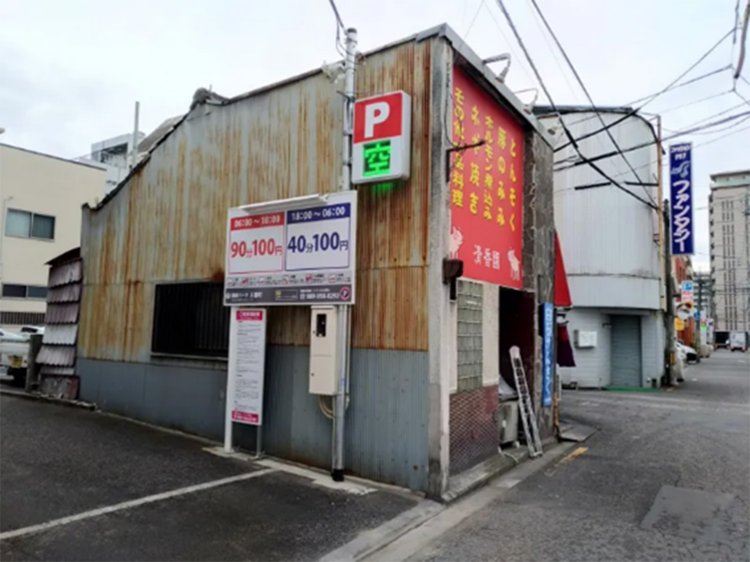 トタンの外壁が年季を感じさせる。