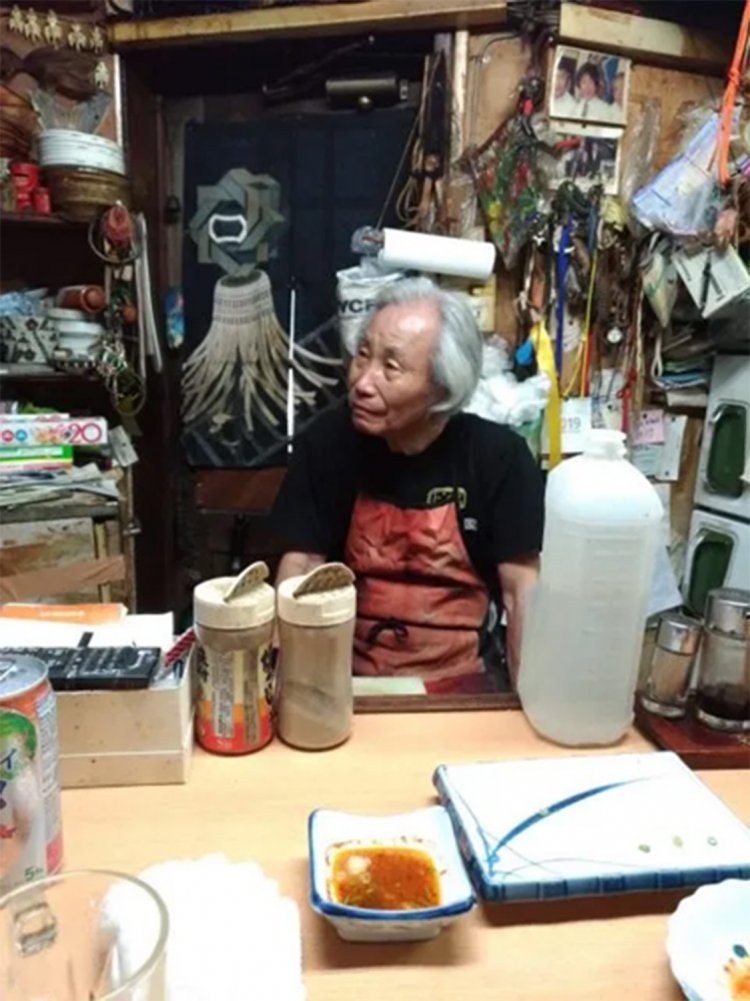 独特なエプロン姿のマスター。