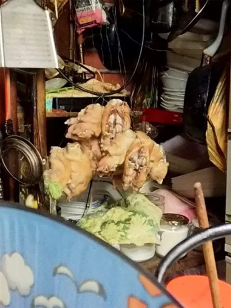 壁にぶら下がった豚足。