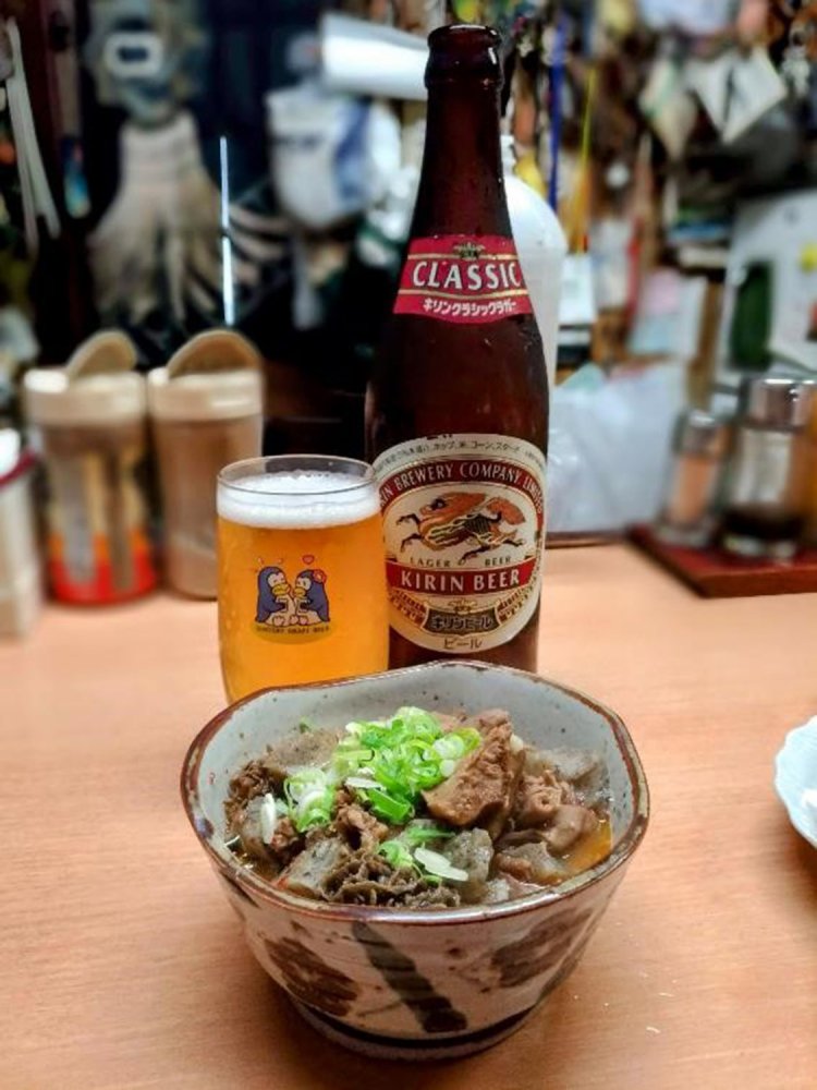 具だくさんのもつ煮込み、変わった部位も楽しめる。